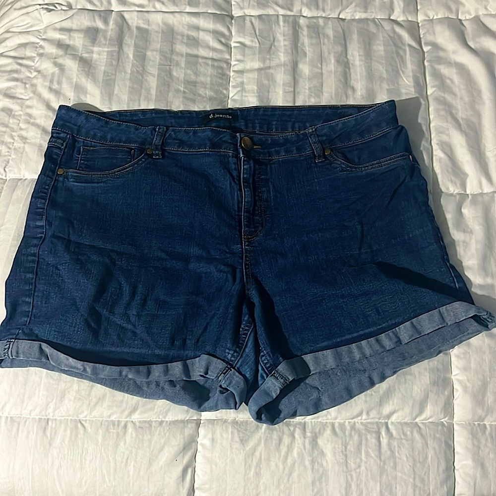 D. Jeans Rolled Cuff Medium Wash Shorts